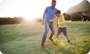 Vater und Sohn spielen Fußball